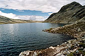 Parco Jotunheimen, Norvegia. Il lago Bessvatn dopo la ripida discesa lungo il Besseggen